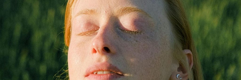 Gefühle – verrückte Reaktionen oder ein Wunder des Menschseins? - Manchmal überrollen sie uns. Manchmal halten sie sich versteckt. Und manchmal erscheinen sie uns einfach unlogisch. Gefühle – sie sind kraftvoll, intensiv, manchmal verwirrend. Gerade wenn wir das Gefühl haben, „zu viel“ zu fühlen, „falsch“ zu reagieren oder nicht mehr zu wissen, was eigentlich los ist, fragen wir uns: Wozu das alles? Wäre es nicht einfacher, weniger emotional zu sein?