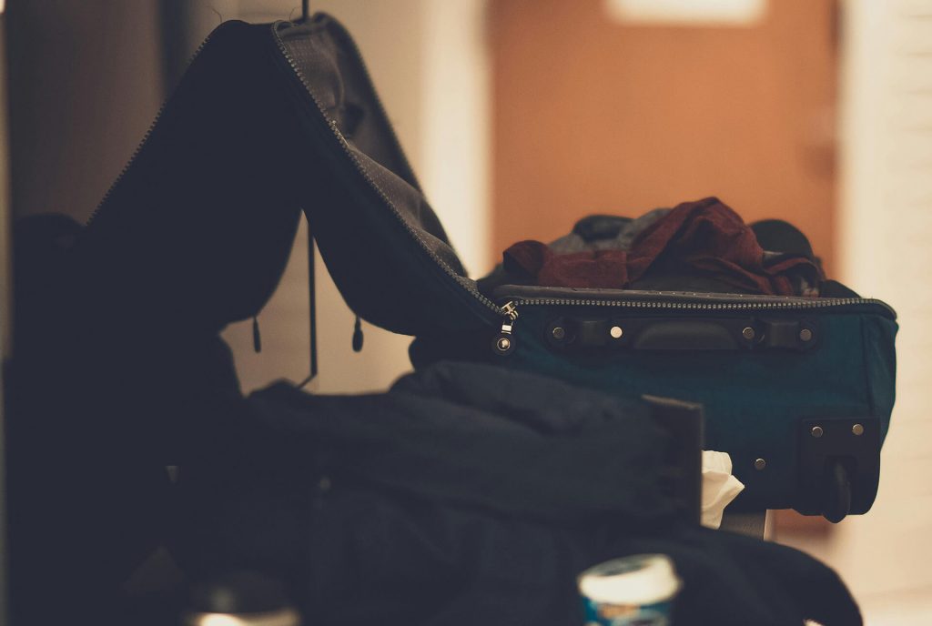 Wenn langjährige Ehen enden: Warum trennen sich Paare nach 25, 30 oder mehr Jahren? - Immer mehr Menschen trennen sich nach Jahrzehnten gemeinsamen Lebens. Was früher fast undenkbar schien – eine Scheidung oder Trennung nach der Silberhochzeit – wird heute zunehmend Realität. Diese sogenannten „Silver‑Scheidungen“ (auch „Grey Divorce“ oder „Late Life Divorce“ genannt) bezeichnen Trennungen im späteren Lebensalter – meist ab etwa 50 oder 55 Jahren, oder nach sehr langer gemeinsamer Zeit. Der Begriff spielt dabei bewusst auf die „Silberhochzeit“ an: Viele dieser Paare haben 25 Jahre oder mehr miteinander verbracht, bevor sie sich trennen.