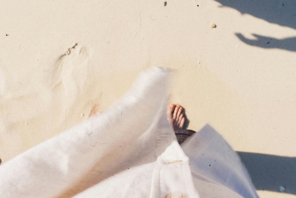 Warum gerate ich immer wieder an „Fuck Boys“? - Vielleicht kennst du das: Du lernst jemanden kennen, der dich sofort fesselt. Er wirkt spannend, aufmerksam, flirtet charmant – und gleichzeitig spürst du schon im ersten Moment, dass er dir wahrscheinlich keine echte Sicherheit geben kann und keine echte Beziehung haben möchte, wie du es dir wünschst. Ein Teil von dir weiß es, doch ein anderer Teil fühlt sich magisch hingezogen. Du hoffst, dass es dieses Mal anders laufen wird. Doch nach einiger Zeit erlebst du wieder die gleiche Enttäuschung. Nähe wird nicht wirklich verbindlich, er zieht sich zurück, ghostet dich im Zweifel auf Insta und WhatsApp, du bleibst mit offenen Fragen und traurigen Gefühlen zurück. Du hast das Gefühl, dass er dich sogar manipuliert.