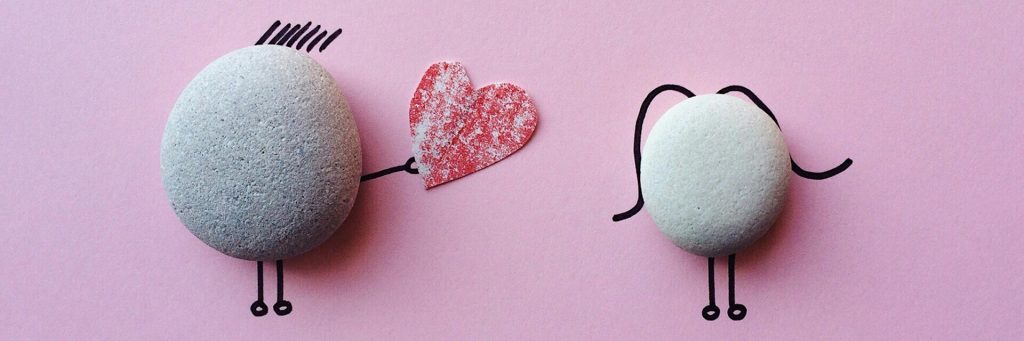 Warum gerate ich immer wieder an „Fuck Boys“? - Vielleicht kennst du das: Du lernst jemanden kennen, der dich sofort fesselt. Er wirkt spannend, aufmerksam, flirtet charmant – und gleichzeitig spürst du schon im ersten Moment, dass er dir wahrscheinlich keine echte Sicherheit geben kann und keine echte Beziehung haben möchte, wie du es dir wünschst. Ein Teil von dir weiß es, doch ein anderer Teil fühlt sich magisch hingezogen. Du hoffst, dass es dieses Mal anders laufen wird. Doch nach einiger Zeit erlebst du wieder die gleiche Enttäuschung. Nähe wird nicht wirklich verbindlich, er zieht sich zurück, ghostet dich im Zweifel auf Insta und WhatsApp, du bleibst mit offenen Fragen und traurigen Gefühlen zurück. Du hast das Gefühl, dass er dich sogar manipuliert.
