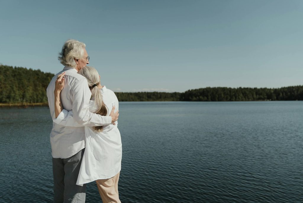 Wenn langjährige Ehen enden: Warum trennen sich Paare nach 25, 30 oder mehr Jahren? - Immer mehr Menschen trennen sich nach Jahrzehnten gemeinsamen Lebens. Was früher fast undenkbar schien – eine Scheidung oder Trennung nach der Silberhochzeit – wird heute zunehmend Realität. Diese sogenannten „Silver‑Scheidungen“ (auch „Grey Divorce“ oder „Late Life Divorce“ genannt) bezeichnen Trennungen im späteren Lebensalter – meist ab etwa 50 oder 55 Jahren, oder nach sehr langer gemeinsamer Zeit. Der Begriff spielt dabei bewusst auf die „Silberhochzeit“ an: Viele dieser Paare haben 25 Jahre oder mehr miteinander verbracht, bevor sie sich trennen.