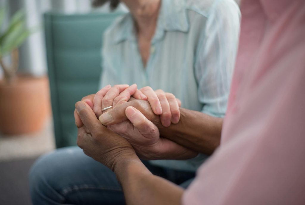 Wenn langjährige Ehen enden: Warum trennen sich Paare nach 25, 30 oder mehr Jahren? - Immer mehr Menschen trennen sich nach Jahrzehnten gemeinsamen Lebens. Was früher fast undenkbar schien – eine Scheidung oder Trennung nach der Silberhochzeit – wird heute zunehmend Realität. Diese sogenannten „Silver‑Scheidungen“ (auch „Grey Divorce“ oder „Late Life Divorce“ genannt) bezeichnen Trennungen im späteren Lebensalter – meist ab etwa 50 oder 55 Jahren, oder nach sehr langer gemeinsamer Zeit. Der Begriff spielt dabei bewusst auf die „Silberhochzeit“ an: Viele dieser Paare haben 25 Jahre oder mehr miteinander verbracht, bevor sie sich trennen.