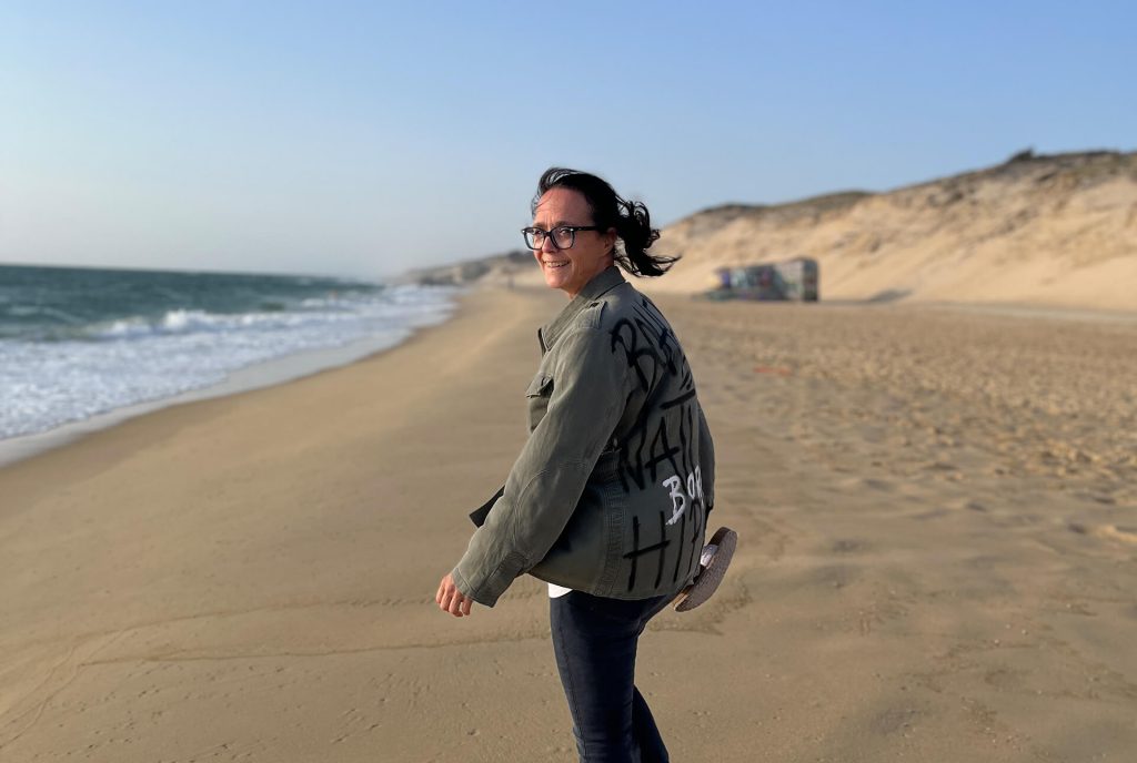 Menopause: Mitten im Leben – und plötzlich alles anders - Ich bin Jahrgang 1970. Und wie so viele Frauen in meinem Alter habe ich mich irgendwann in der „Menopause“ wiedergefunden – ohne große Vorwarnung. Kein vertrauliches Gespräch mit meiner Mutter, kein Hinweis auf das, was kommt. Vielleicht aus Scham. Vielleicht, weil sie es selbst nicht anders kannte. Vielleicht, weil ihre Erfahrung wirklich eine andere war. Ich weiß es nicht. Zögerlich wurde es dann auch mit einigen meiner Freundinnen Thema.