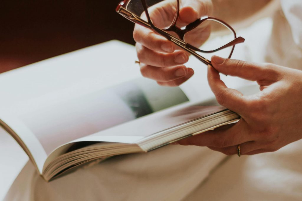 Menopause: Mitten im Leben – und plötzlich alles anders - Ich bin Jahrgang 1970. Und wie so viele Frauen in meinem Alter habe ich mich irgendwann in der „Menopause“ wiedergefunden – ohne große Vorwarnung. Kein vertrauliches Gespräch mit meiner Mutter, kein Hinweis auf das, was kommt. Vielleicht aus Scham. Vielleicht, weil sie es selbst nicht anders kannte. Vielleicht, weil ihre Erfahrung wirklich eine andere war. Ich weiß es nicht. Zögerlich wurde es dann auch mit einigen meiner Freundinnen Thema.