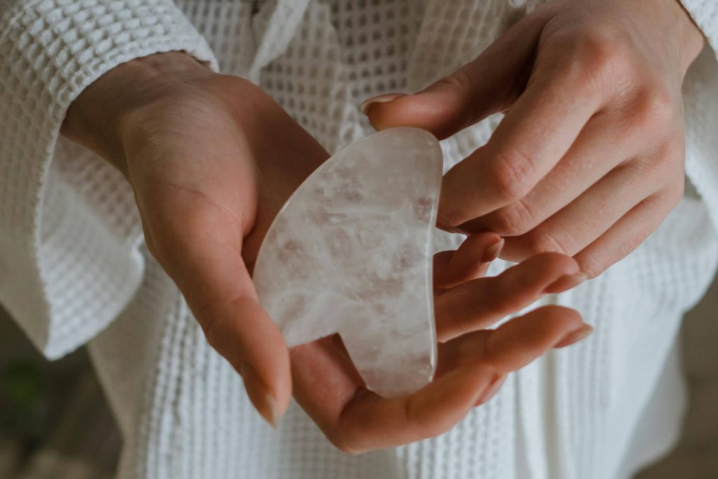 Menopause: Mitten im Leben – und plötzlich alles anders - Ich bin Jahrgang 1970. Und wie so viele Frauen in meinem Alter habe ich mich irgendwann in der „Menopause“ wiedergefunden – ohne große Vorwarnung. Kein vertrauliches Gespräch mit meiner Mutter, kein Hinweis auf das, was kommt. Vielleicht aus Scham. Vielleicht, weil sie es selbst nicht anders kannte. Vielleicht, weil ihre Erfahrung wirklich eine andere war. Ich weiß es nicht. Zögerlich wurde es dann auch mit einigen meiner Freundinnen Thema.