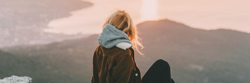 Menopause: Mitten im Leben – und plötzlich alles anders - Ich bin Jahrgang 1970. Und wie so viele Frauen in meinem Alter habe ich mich irgendwann in der „Menopause“ wiedergefunden – ohne große Vorwarnung. Kein vertrauliches Gespräch mit meiner Mutter, kein Hinweis auf das, was kommt. Vielleicht aus Scham. Vielleicht, weil sie es selbst nicht anders kannte. Vielleicht, weil ihre Erfahrung wirklich eine andere war. Ich weiß es nicht. Zögerlich wurde es dann auch mit einigen meiner Freundinnen Thema.