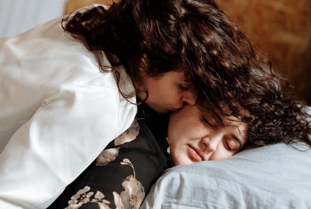 Offene Beziehung, Polyamorie & Co. – wenn Liebe neue Räume sucht - Doch so viel Offenheit will gestaltet werden. Eine offene Beziehung ist nicht automatisch reifer oder beziehungsfähiger – sie ist anders. Sie braucht mehr Gespräch, mehr Reflexion, mehr Bewusstheit.